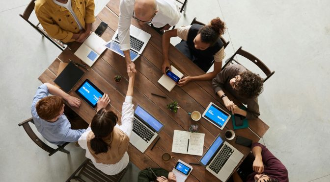 gruppo di persone in assemblea che decidono di Cambiare Amministratore di Condominio